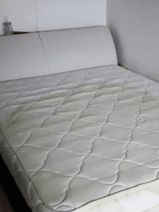 Matras voor reiniging — vergeeld en gevlekt