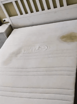 Matras voor reiniging — met gele vlekken