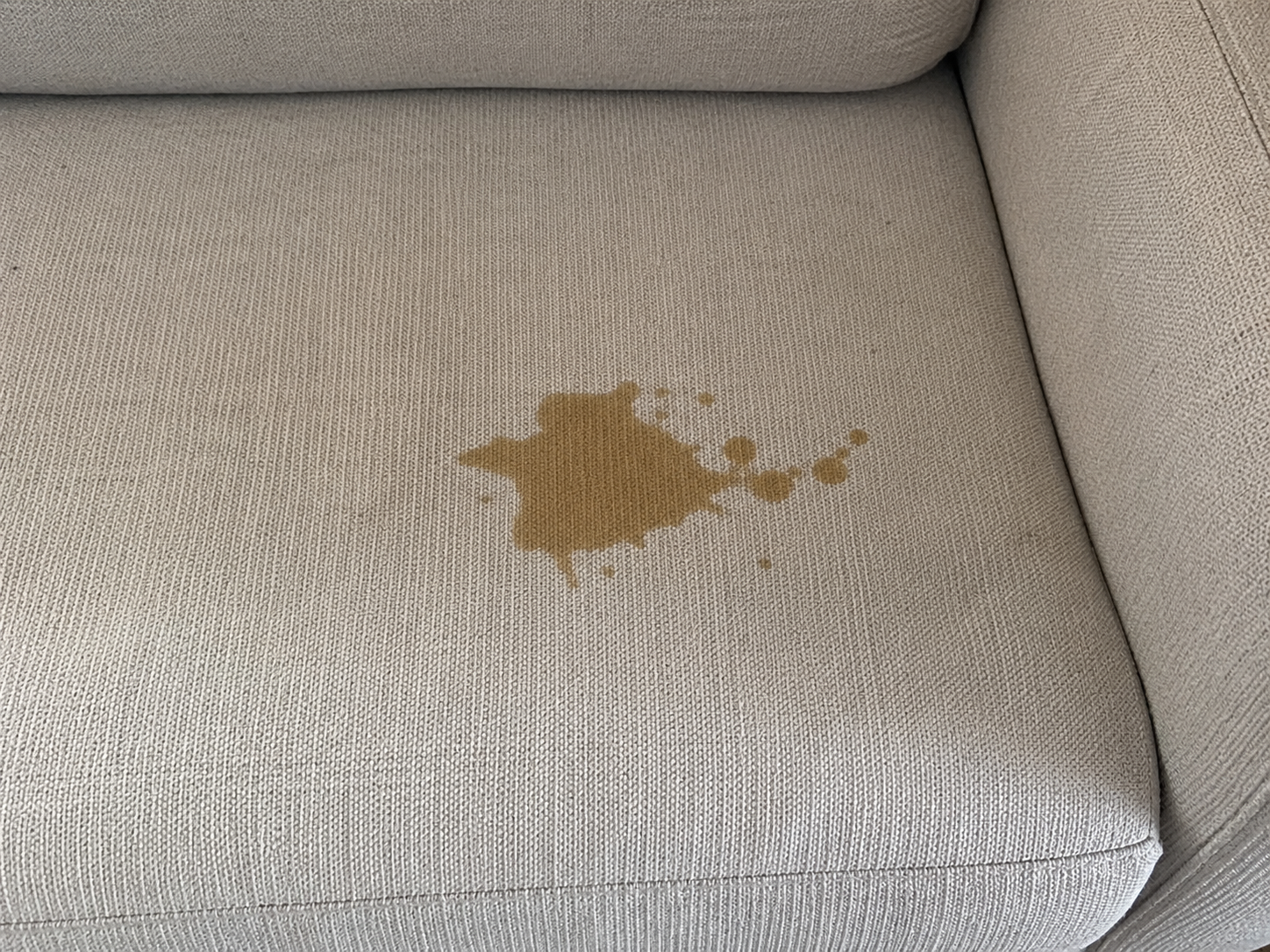 Verse koffievlek in een bank