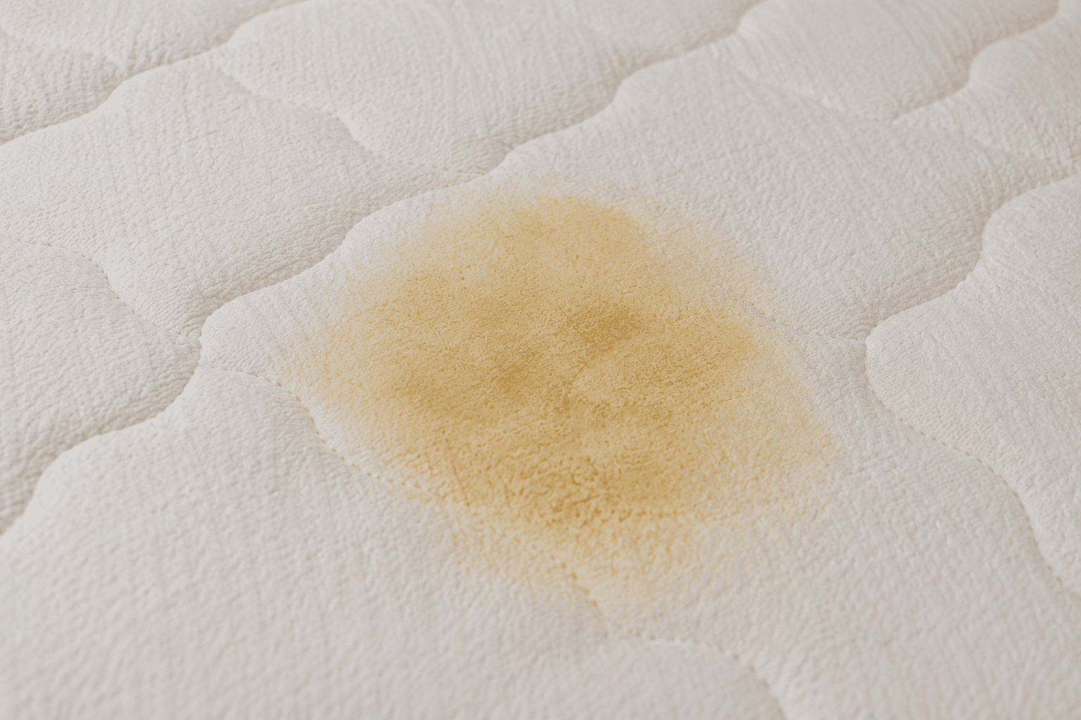 Gele vlekken uit matras verwijderen