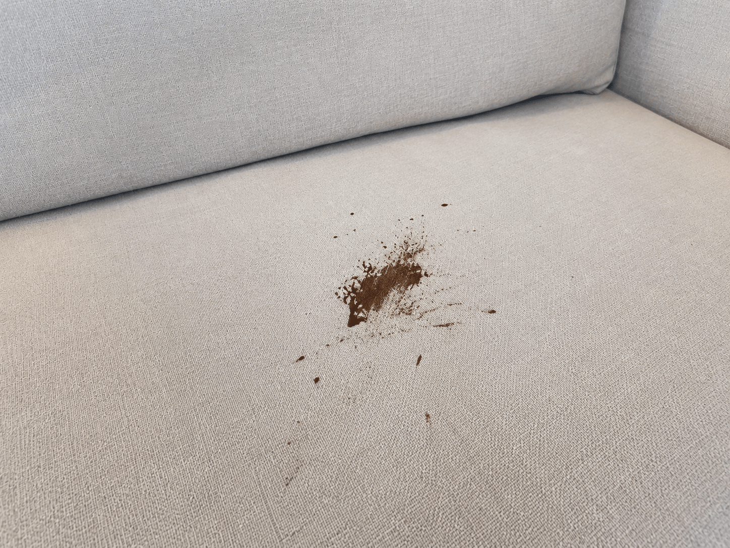 Chocoladevlek verwijderen bank