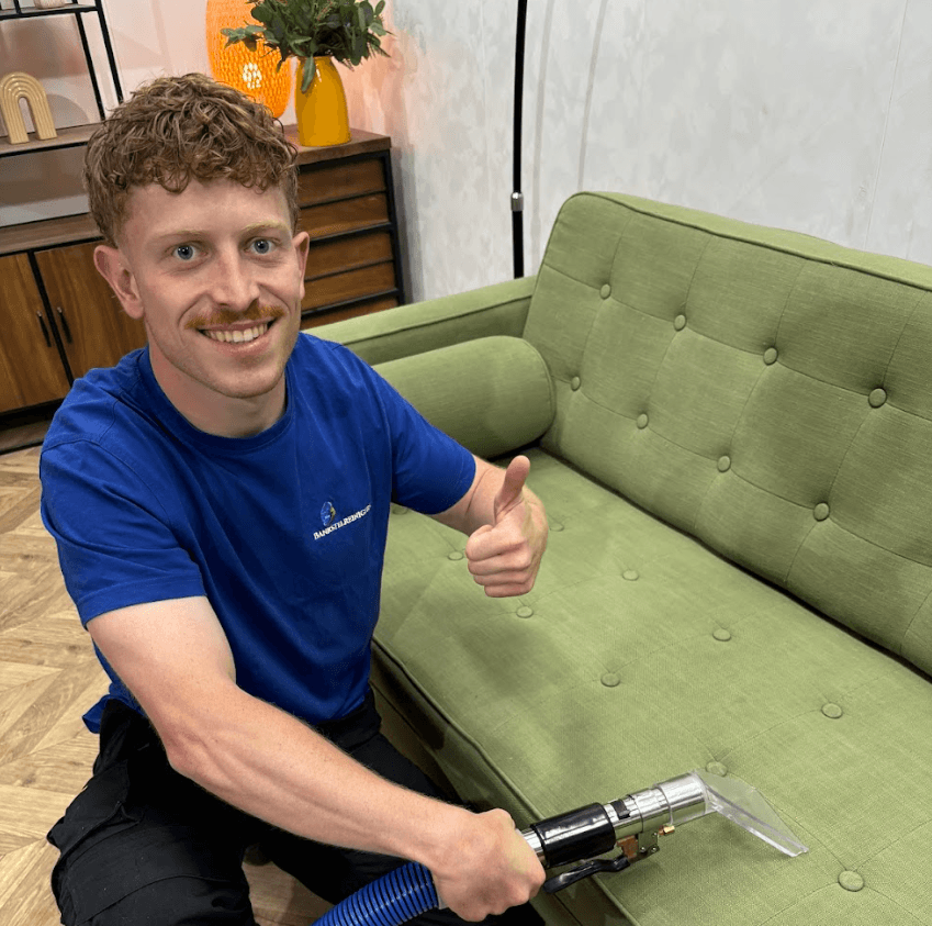 Rowan Vulders reinigt een bank professioneel aan huis
