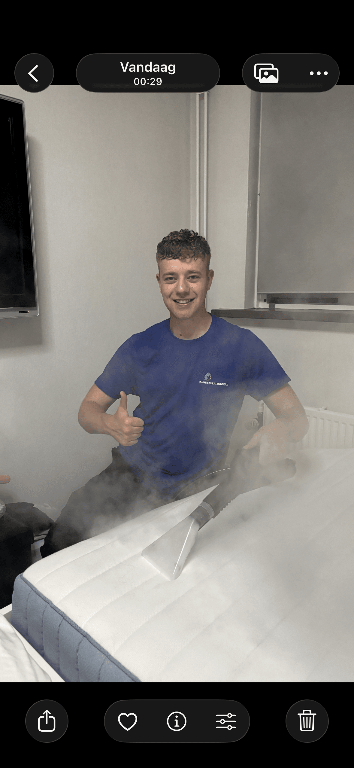 Foto van Dennis met stoomreiniger terwijl matras aan het reinigen