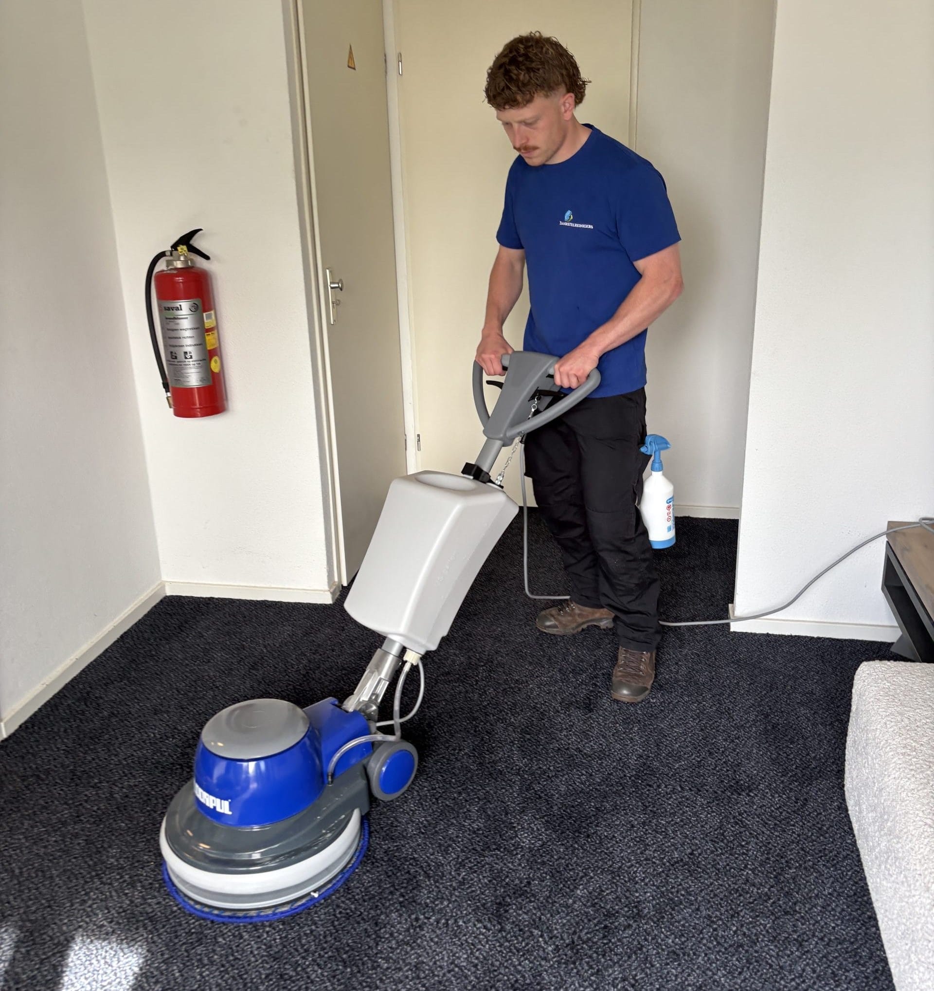 Rowan van Bankstelreinigers reinigt tapijt aan huis met de vloermachine