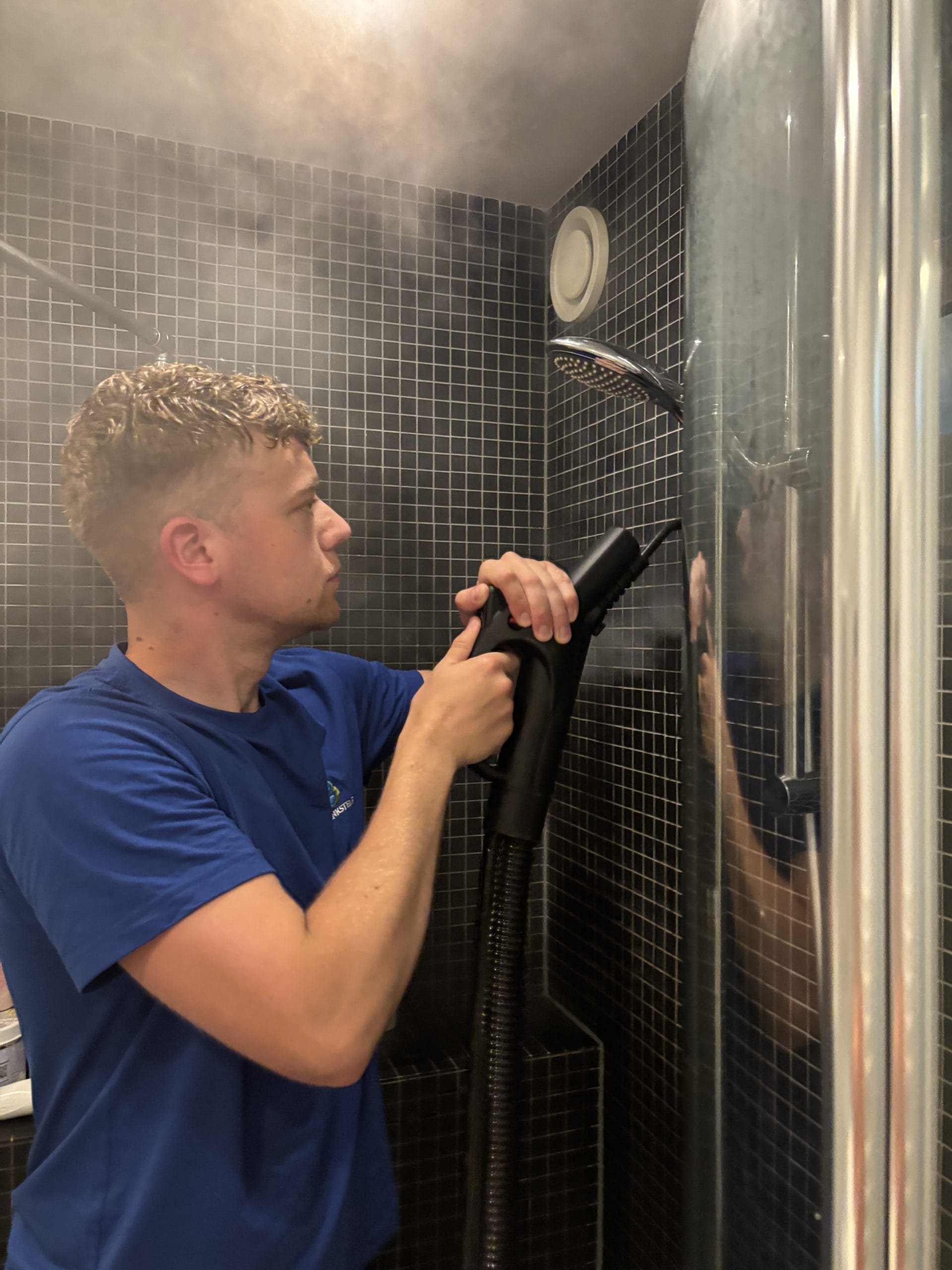 Dennis reinigt een badkamerwand met stoom