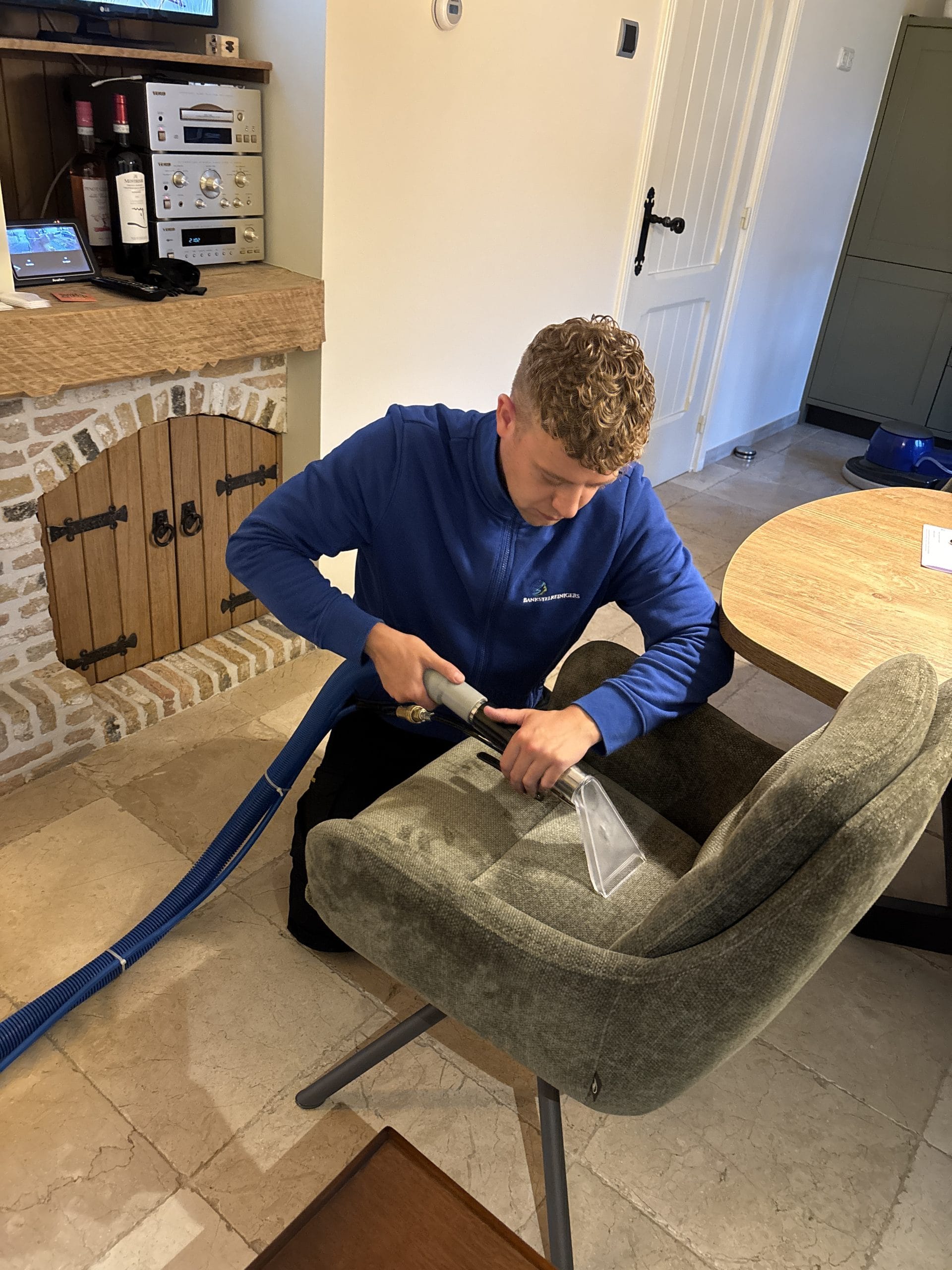 Dennis reinigt een velours fauteuil met sproei-extractie