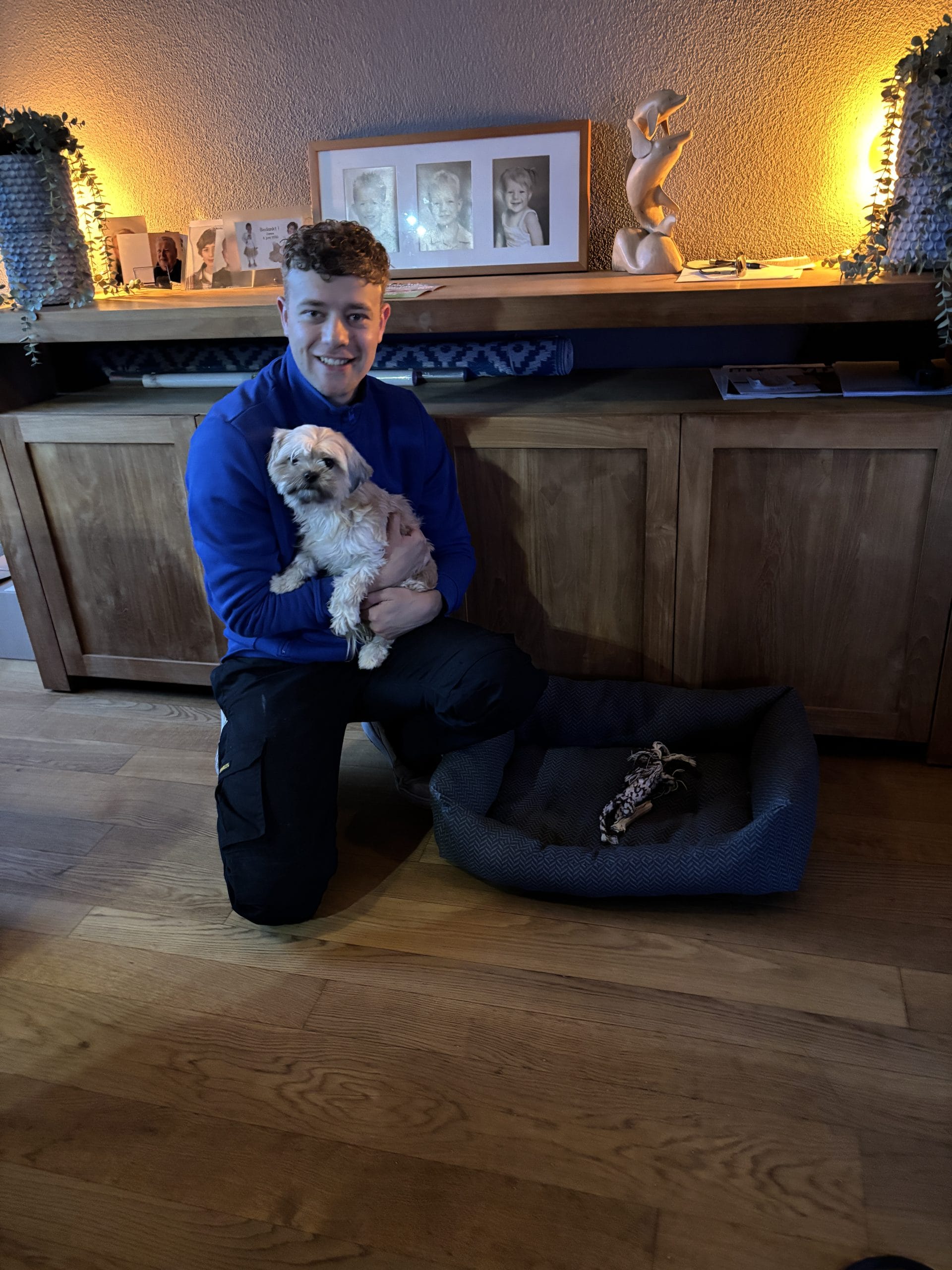 Dennis met de hond van de klant na het reinigen