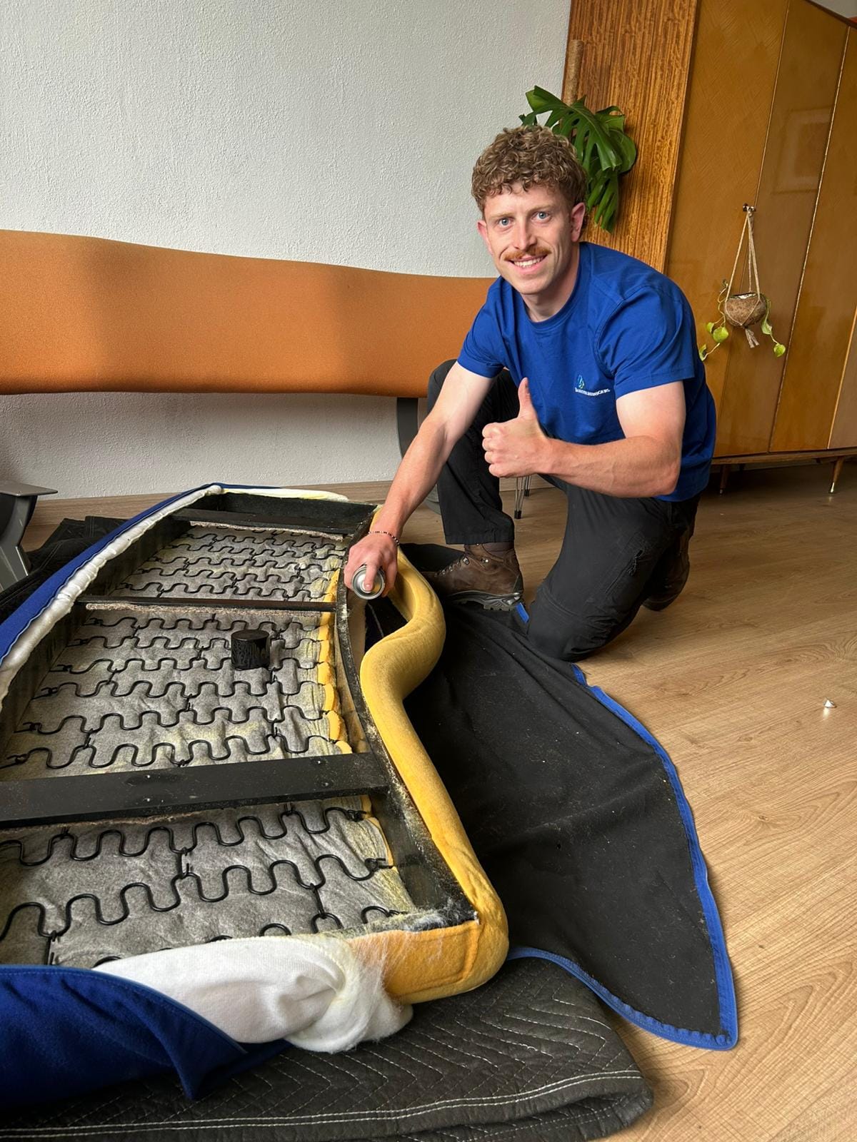 Rowan steekt zijn duim op bij een opengewerkt matras