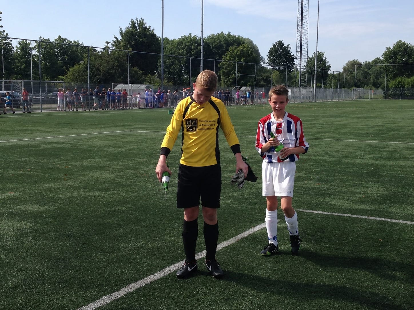 Dennis en Rowan als kind samen op het voetbalveld