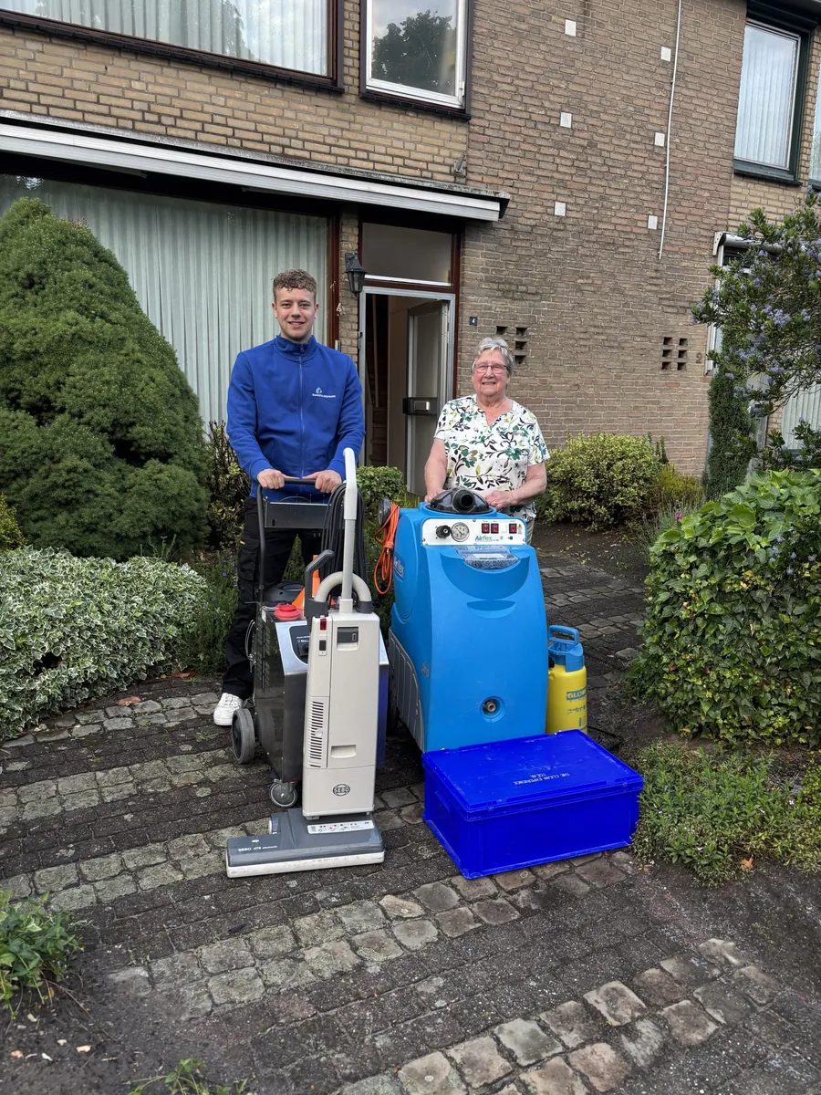Tevreden klant met het team van Bankstelreinigers aan huis