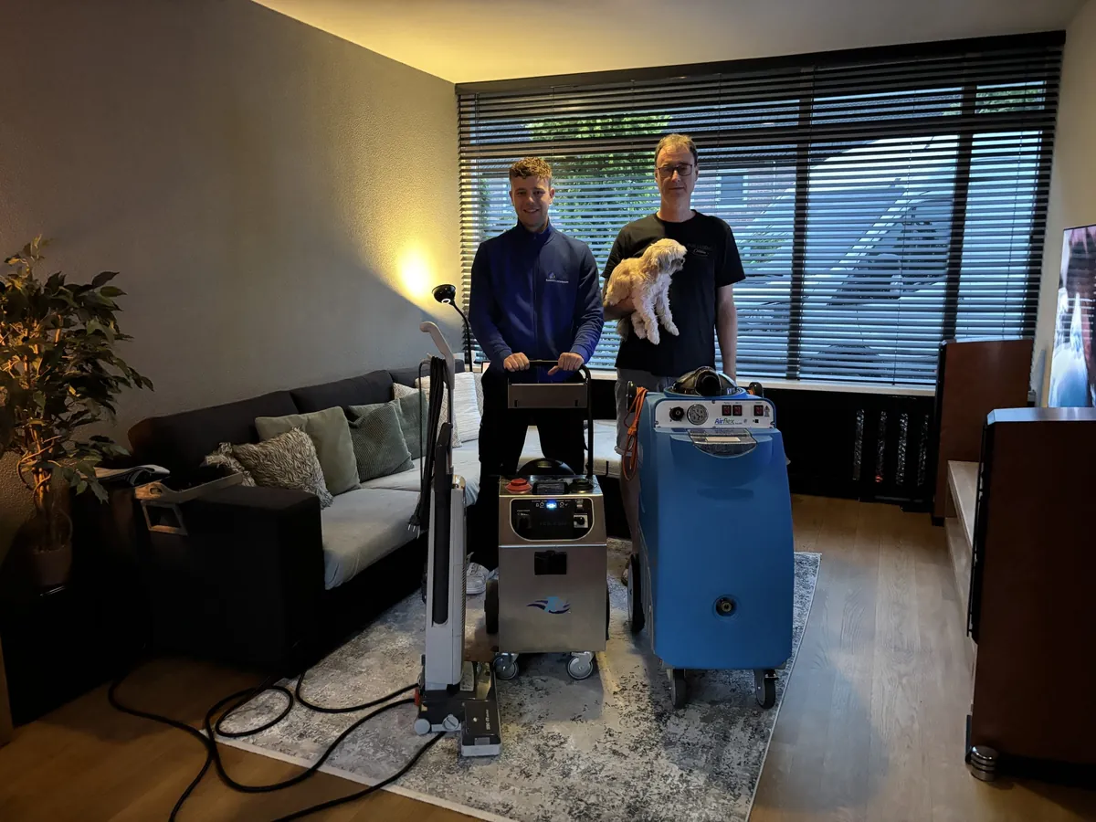 Tevreden klanten met hun huisdier na de reiniging aan huis