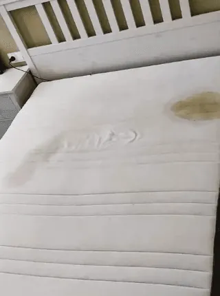 Matras vol zweetvlekken — voor reiniging